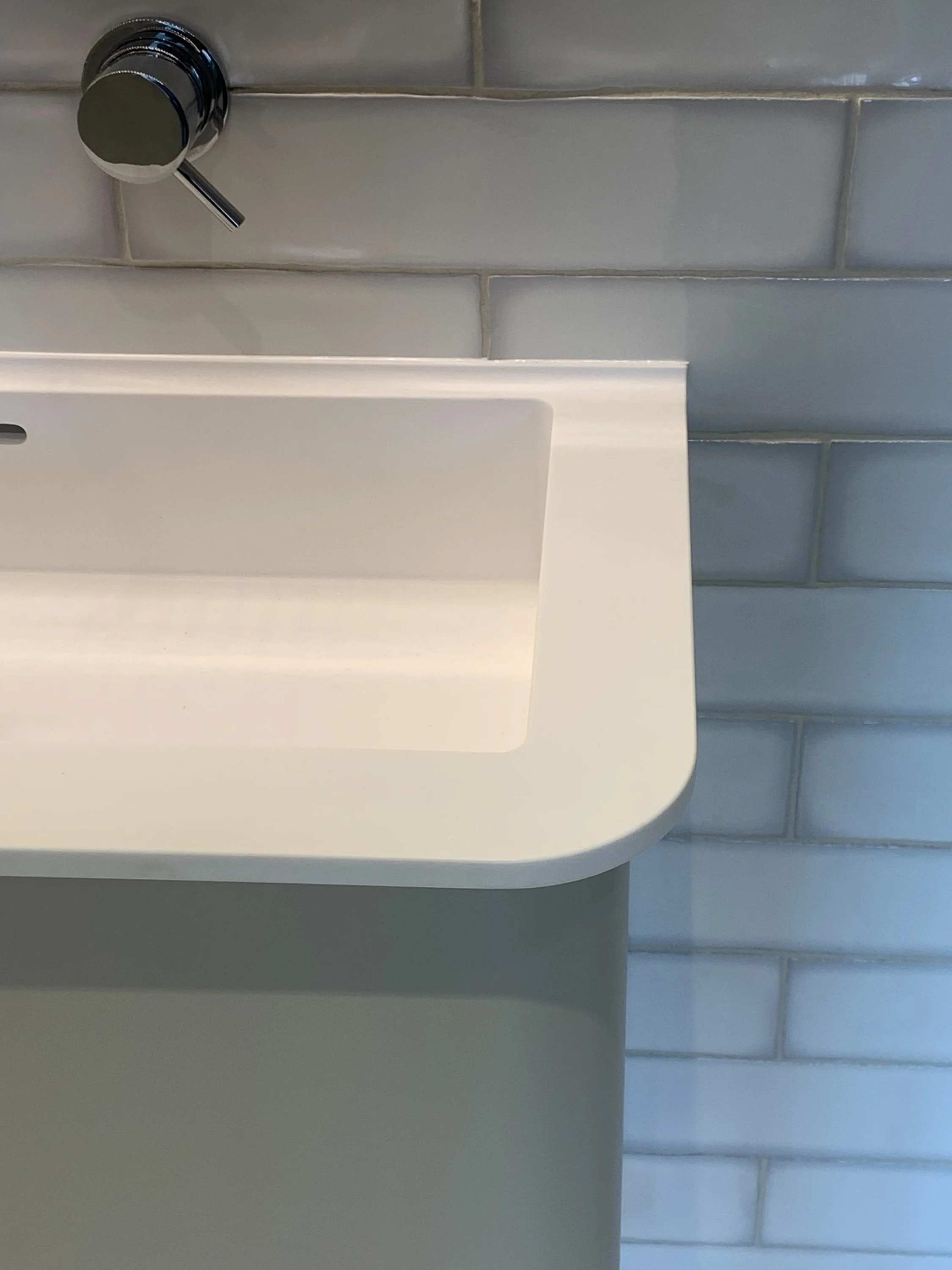 Solid surface sink edge detail