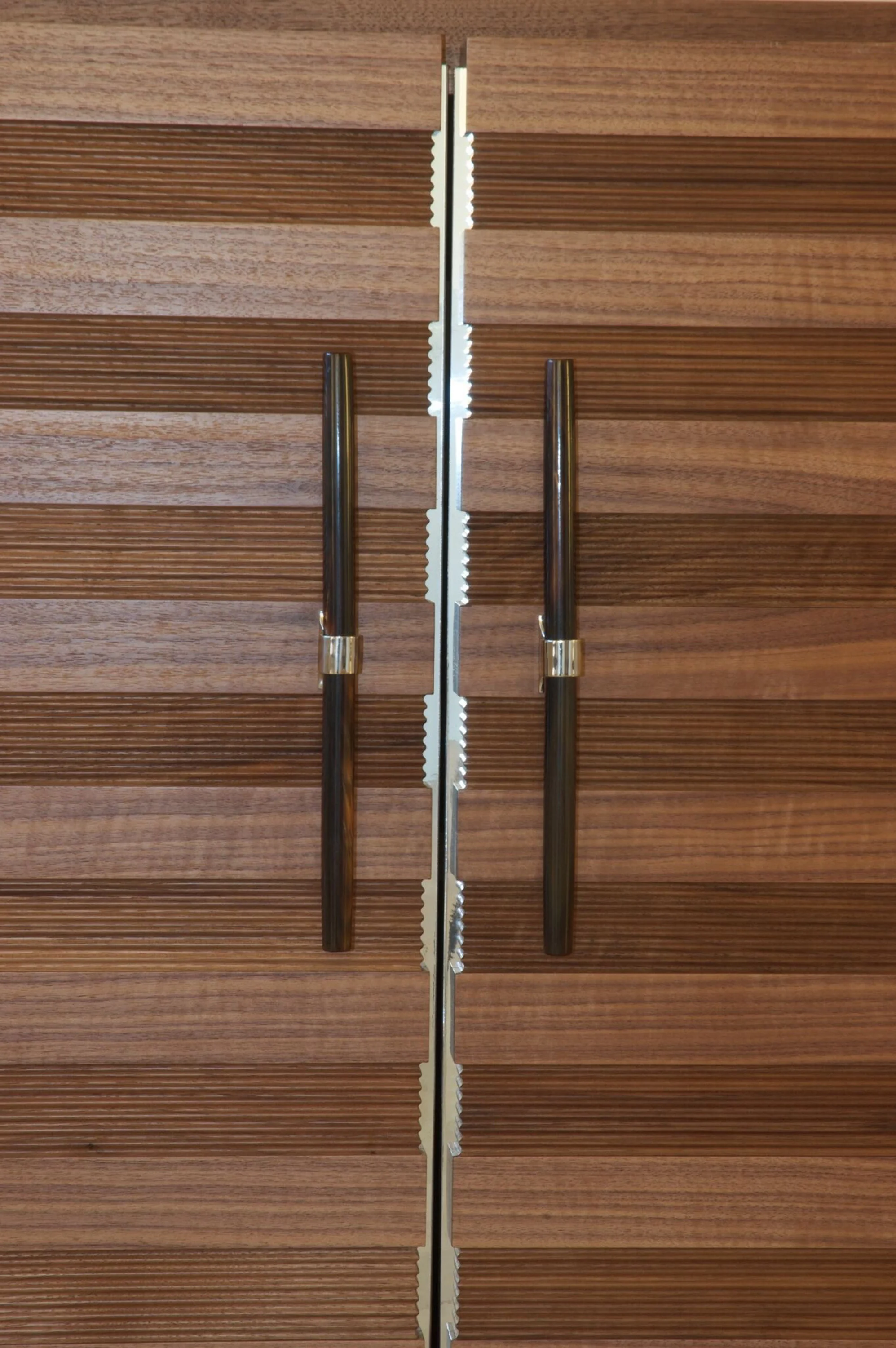 Walnut striped veneer with horn handles
